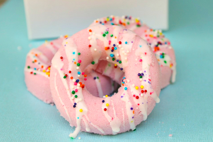 Learn how to make your own bath bombs in a donut shape! These donuts are perfect for parties and more! #donuts #bathbombs #party