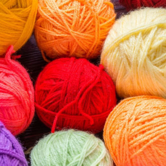Great ideas for yarn wreaths that you need to make today! #yarn #crafts #wreaths