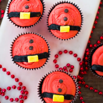 Adding a Santa belt to Christmas cupcakes for a fun holiday treat! #christmas #christmasdessert #santa