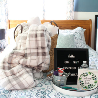 Amazing guest room ideas for the holidays including bedding and details on what to provide your guests! #holidays #holidayguests