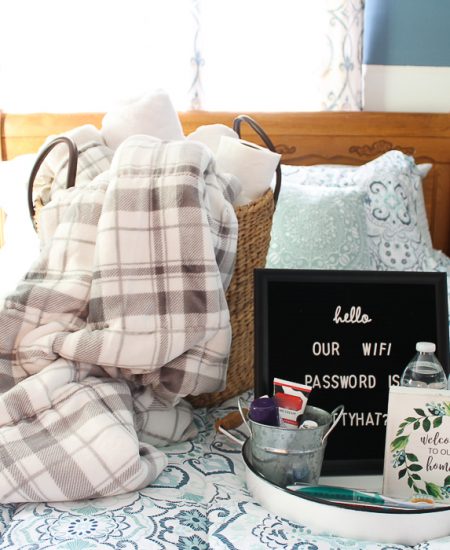 Amazing guest room ideas for the holidays including bedding and details on what to provide your guests! #holidays #holidayguests