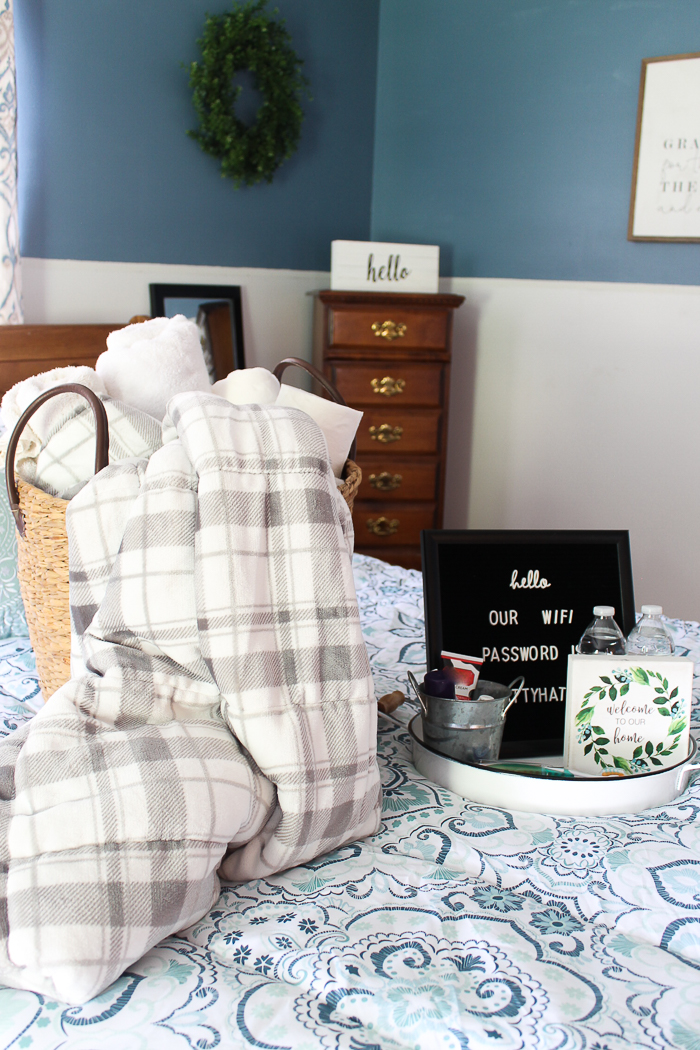 Amazing guest room ideas for the holidays including bedding and details on what to provide your guests! #holidays #holidayguests