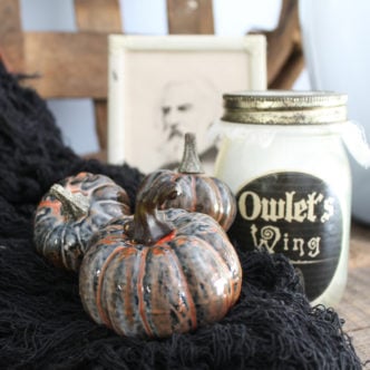 Make marbled pumpkins in minutes with resin! These glossy pumpkins are perfect for Halloween! Grab some other colors to make a version for fall! #pumpkins #halloween #marbled