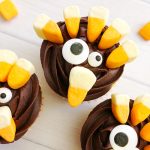 Make these turkey cupcakes for your Thanksgiving dinner! Kids and adults alike will love these easy to make desserts! #thanksgiving #cupcakes #turkey