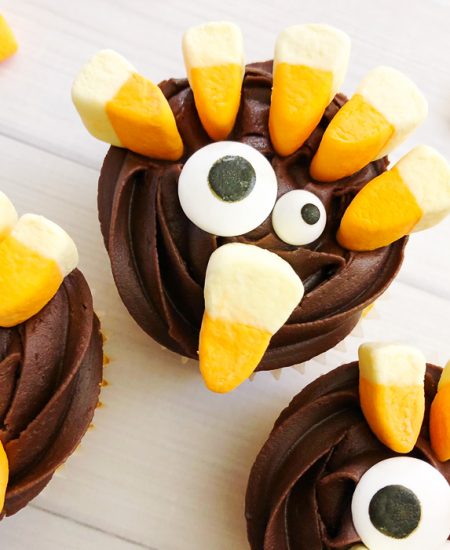 Make these turkey cupcakes for your Thanksgiving dinner! Kids and adults alike will love these easy to make desserts! #thanksgiving #cupcakes #turkey