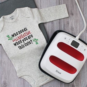 Make this baby Christmas outfit with your Cricut and Cricut EasyPress! A cute mistletoe onesie that will look great on baby! Includes the cut file! #cricut #cricutmade #onesie
