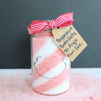 Bath Salts Homemade Gift Idea - layer peppermint bath salts in a mason jar for a Christmas gift idea! #christmas #handmadegift