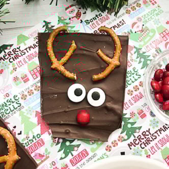 Christmas bark recipe that is easy to make for your holiday baking! Cute reindeer shapes that everyone will love! #christmas #reindeer #chocolate
