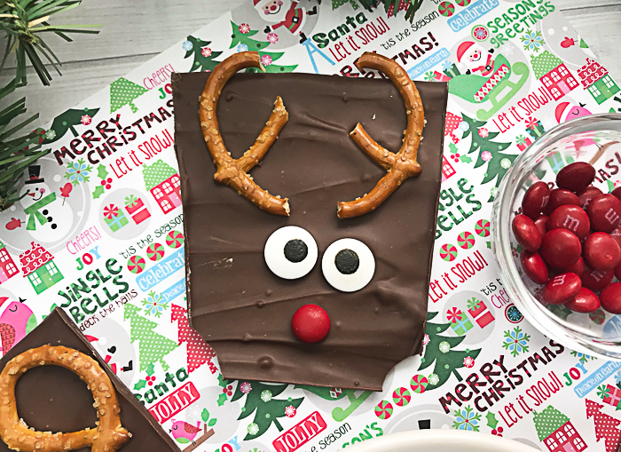 Christmas bark recipe that is easy to make for your holiday baking! Cute reindeer shapes that everyone will love! #christmas #reindeer #chocolate