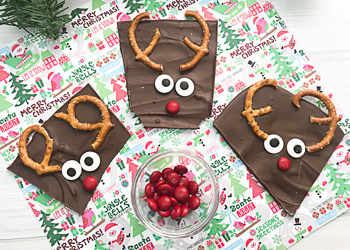 Christmas bark recipe that is easy to make for your holiday baking! Cute reindeer shapes that everyone will love! #christmas #reindeer #chocolate