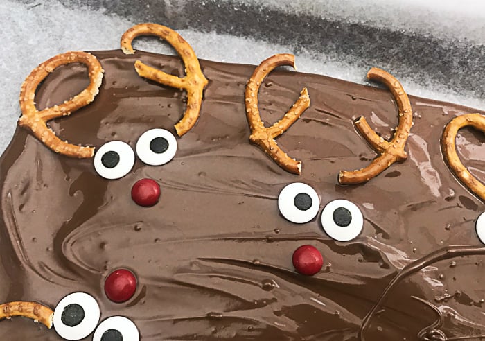 Christmas bark recipe that is easy to make for your holiday baking! Cute reindeer shapes that everyone will love! #christmas #reindeer #chocolate
