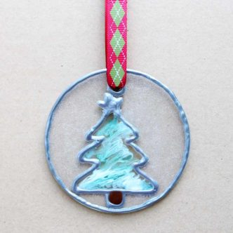Make this DIY stained glass ornament easily! This technique mimics stained glass but is super easy to learn! #christmas #ornaments