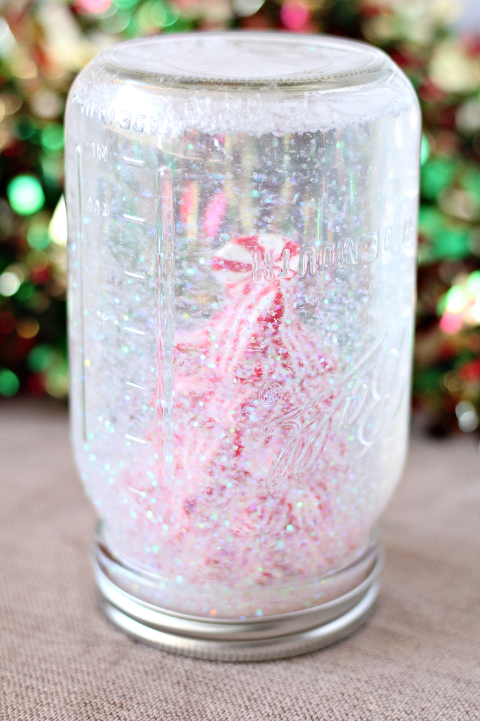 How to Make a Snow Globe with Glitter mason jar with Christmas tree and glitter