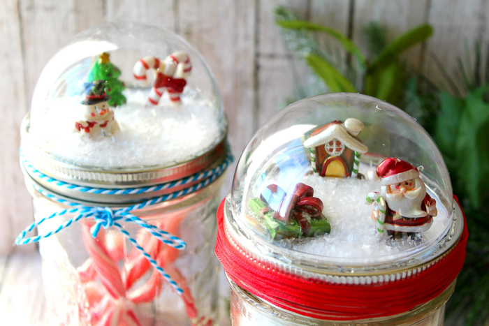 Make these mason jar Christmas gifts for those you love! Cute snow globe toppers for mason jars then add in hot chocolate or any other gift idea! #masonjars #christmas