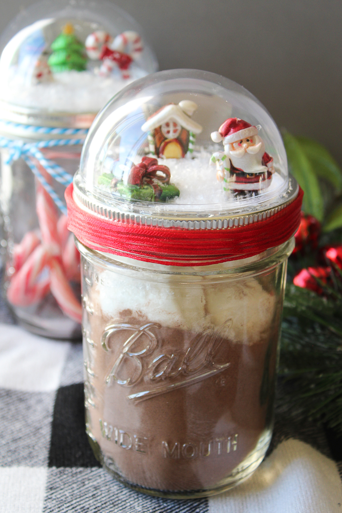 Make these mason jar Christmas gifts for those you love! 