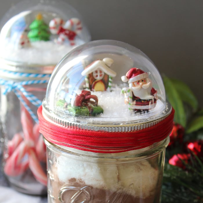 Make these mason jar Christmas crafts for those you love! 