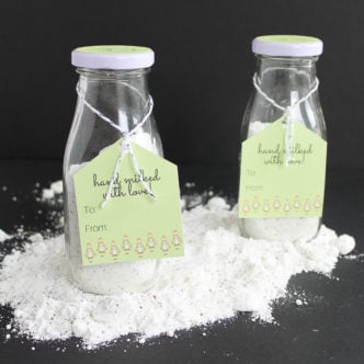 Whip up this milk bath recipe in a jar for a gift for the holiday season! Includes a free printable tag! Coconut Peppermint Milk Bath make a great gift idea! #gift #handmadegift