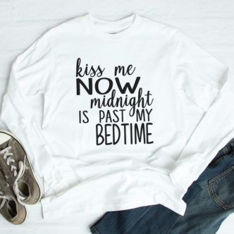 New Year's Eve tops you can make with your Cricut! Includes the free SVG file! #cricut #cricutmade
