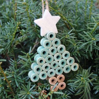 Make these rustic Christmas ornaments with wood spools! Perfect for your country Christmas tree! #rustic #christmas