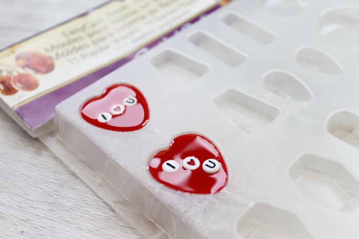 Molding red resin for a heart necklace.