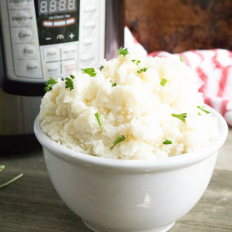 The perfect instant pot mashed potatoes recipe for any night of the week! #instantpot #potatoes #recipe