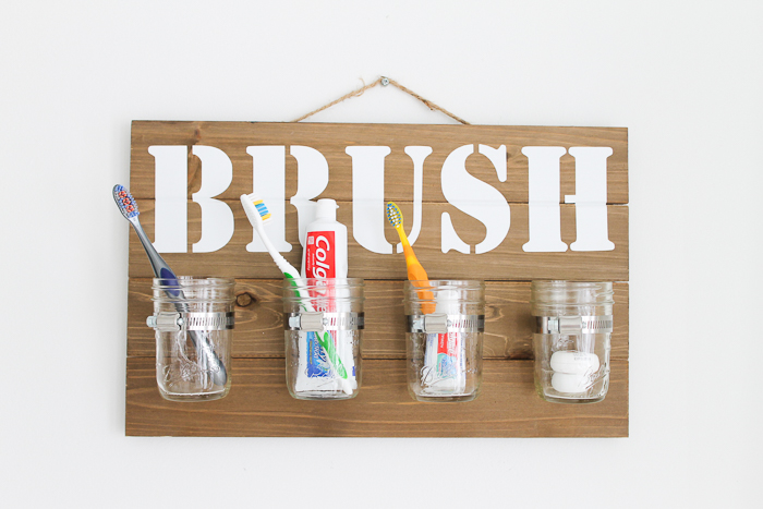 Make this mason jar wall decor! You can make you own bathroom organizer for your toothbrushes in minutes with this tutorial! #cricut #cricutmade #masonjar