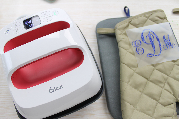 cricut easypress to apply htv to an oven mitt from the dollar store