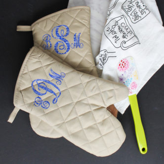 These monogram ideas are perfect for gift giving! Make a monogram oven mitt and so much more with your Cricut machine! #cricut #cricutmade #giftidea