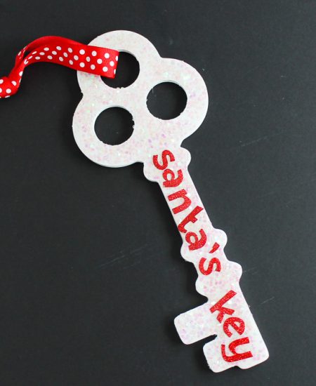 Make Santa's Key for your little one! Perfect for those that do not have a chimney! Santa's magic key can be used to open the door on Christmas Eve and leave all of those presents! #christmas #santa