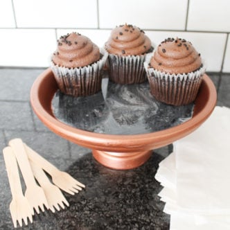 Make a cupcake stand from clay pots and this DIY tutorial! Includes instructions for pouring resin to create a marbled top! #cupcakes #resin #marbling