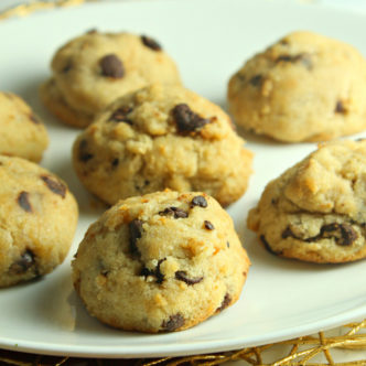 Make these healthy chocolate chip cookies today! A great recipe for a lighter version of your favorite chocolate treat! #recipe #chocolate #cookies