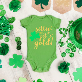 Make a St. Patrick's Day baby outfit with this free SVG file! A cute Saint Patrick's Day baby onesie that will look great on your little one! #stpatricksday #onesie #baby