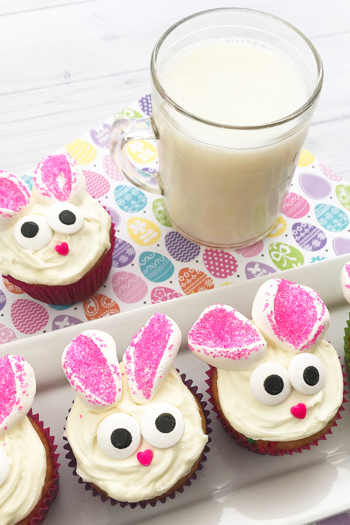 Bunny ear cupcakes that are perfect for your parties this spring! 