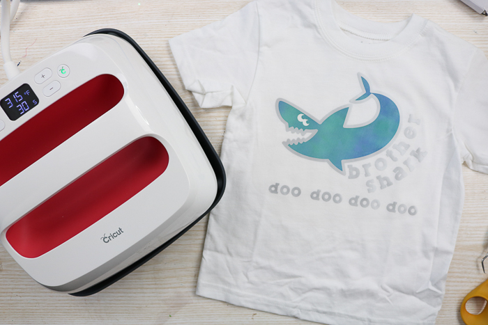 Make this super cute Baby Shark toddlers t-shirt using the Cricut Easy Press and iron on vinyl