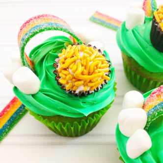 Whip up these St. Patrick's Day cupcakes in no time at all! Includes a rainbow as well as a pot of gold to make them extra special! #stpatricksday #green #rainbow