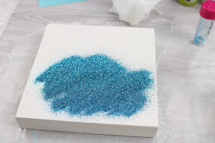 Apply the loose glitter onto the mod podge ultra