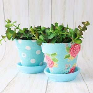 Comment faire des pots de fleurs en tissu avec Mod Podge Ultra.