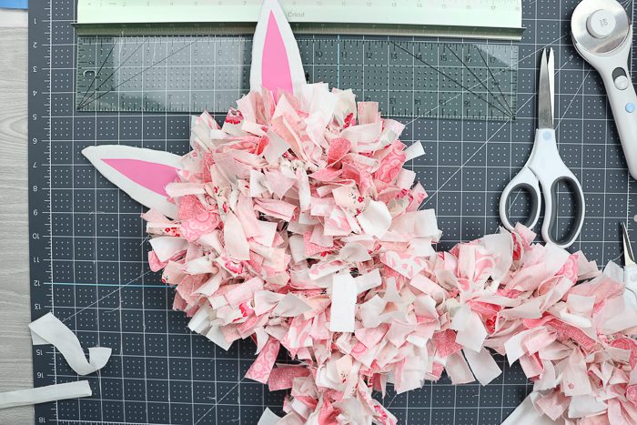 How to make a rag wreath look like an Easter bunny.