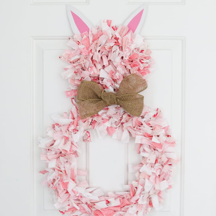 Rag wreath DIY for Easter: A cute bunny wreath from fabric scraps.