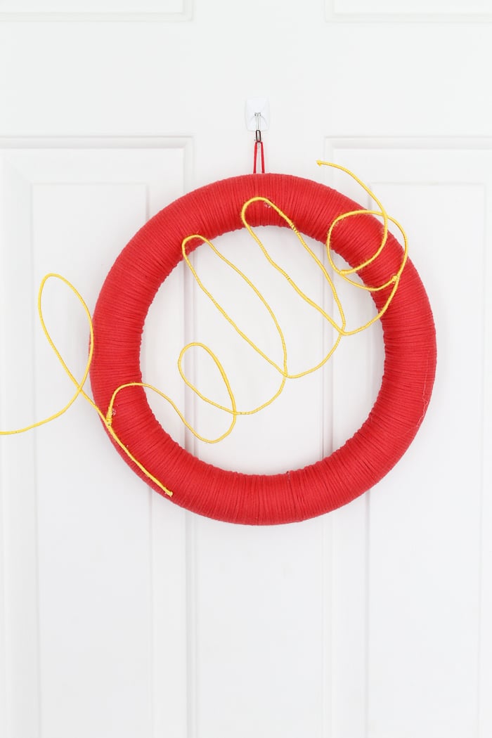 how to make a door wreath with yarn