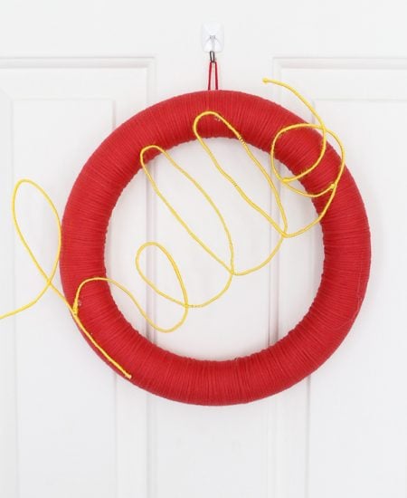 learn how to make a wreath with yarn