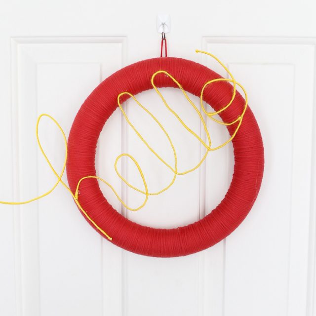 How To Make A Door Wreath With Yarn Angie Holden The Country Chic Cottage