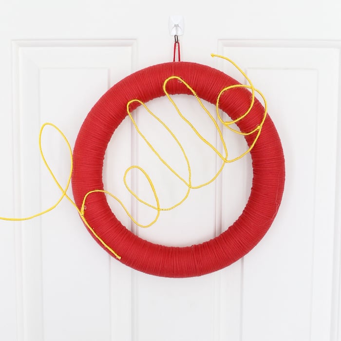 learn how to make a wreath with yarn
