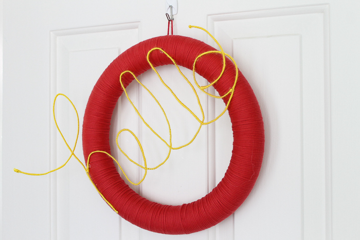 how to make a DIY yarn wreath