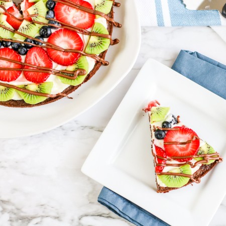 easy fruit pizza with brown crust