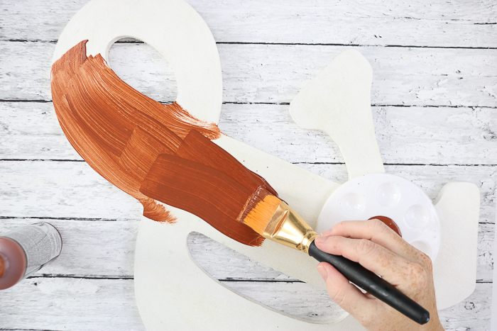 Use the primer rust effect paint to paint the surface of the ampersand