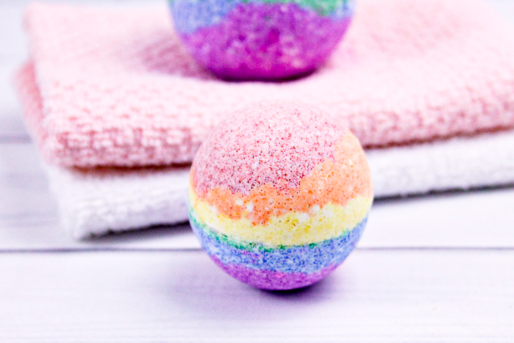 finished bath bombs in rainbow colors