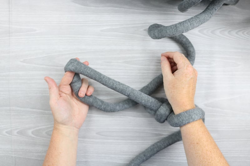 creating knot with yarn