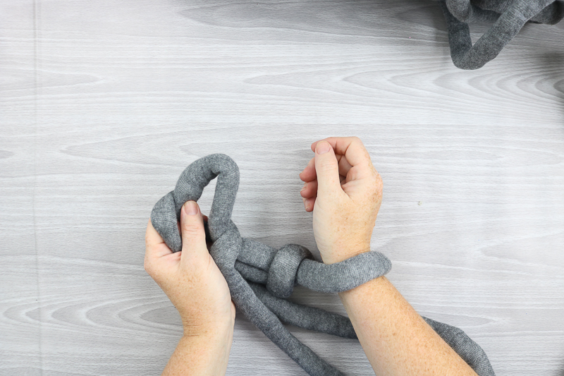 arm knitting basics with hands