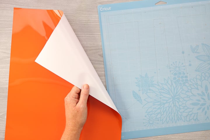 how to add heat transfer vinyl to a cutting mat